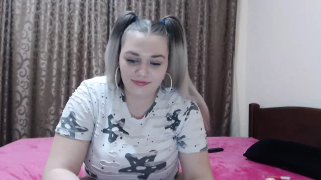 Chubby girl masturbates her pussy on webcam