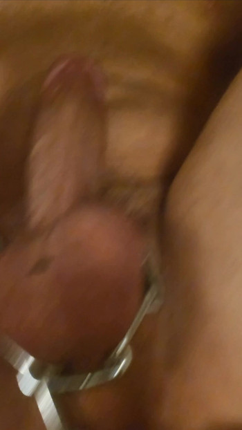 一条链条在她身上的线。链接一个接一个链接，她把它放进她的屁股，快乐地呻吟
