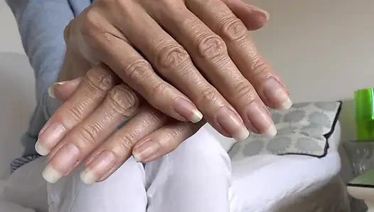 Элегантные летние руки и длинные ногти на пальцах, представленные леди Викторией Valente