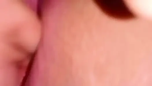 Ich öffne die Muschi zu meinem großen Arsch mit ihrem Dildo – was für eine köstliche Muschi sie hat – und sie spritzt