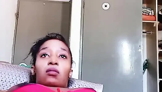 Aku lagi asik nontonin aku di balik jendela