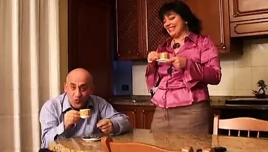 Tante sange ini di-fingering dan dientot habis-habisan di dapur