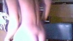Baile de silla de webcam desnuda con consolador y módem de acceso telefónico.
