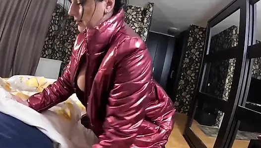 Roter nylon-jumpsuit-fetisch cameltoe neckt, tiefer blowjob und kommt auf meine unterjacke