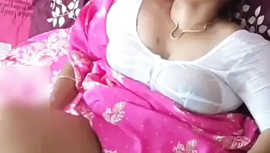 Горячая сексуальная жена дези в мокрой белой блузке, киска, кримпай в видео от первого лица