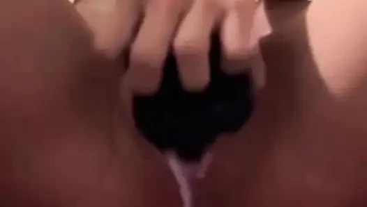 Cama işiyorum ve zevkle fışkırıncaya kadar tüm vücudumu serpiyorum