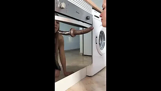 Миниатюрная домохозяйка поняла, что черный член лучше, и получила мощный сквирт