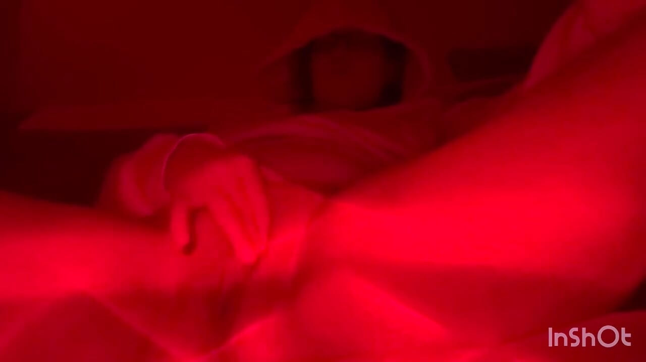 Lillasyster förbereder sin fitta.