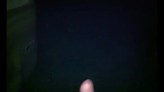 Grote Mexicaanse pik die laat op de avond in het openbaar schiet