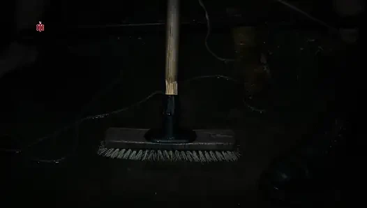 Clubschlampe - Ein Mädchen Ist Angekettet Und Schrubbt Den Boden Mit Einem Besen in Der Fotze