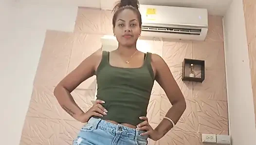 Wir haben viele Dessous ausprobiert, die mir am besten passt.