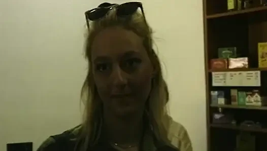 Schüchternes Mädchen Nimmt Ihn Vorsichtig in Den Mund