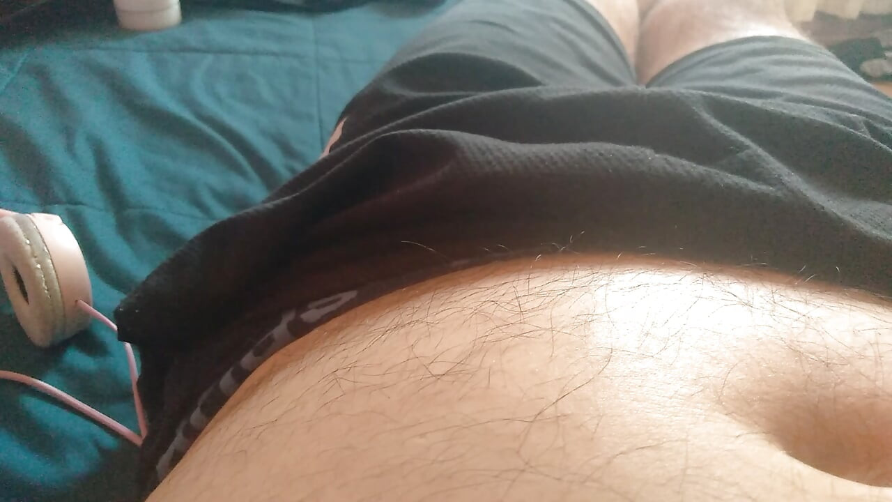 Jovem gosta de ser vigiado quando mostra seu pau, máquina de foder