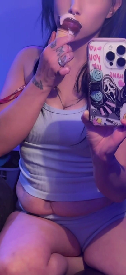 Quiero probar lamer la polla o el coño así, ¡apuesto a que saben como este helado!