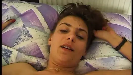 Esmer Vixen sikiliyor ve bakış açısıyla karnına boşalıyor