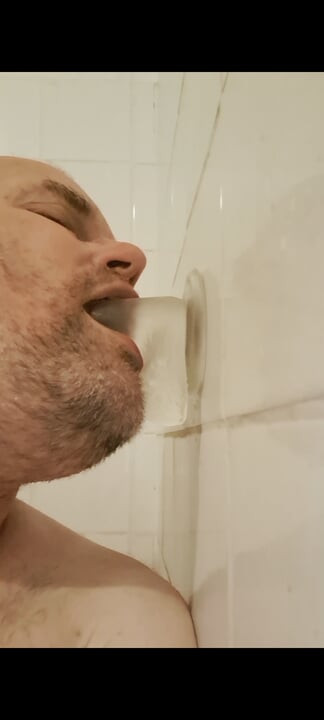 Adânc, adânc, adânc în gât