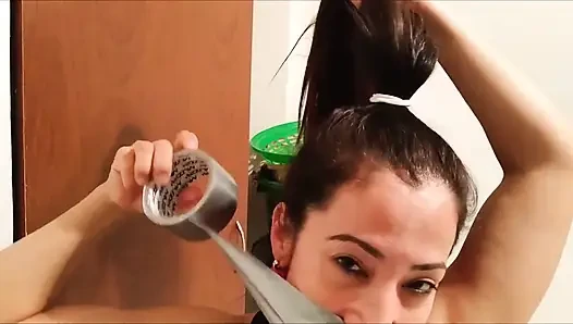 Selbstgeknebelte latina-stiefmutter in ihrem ersten gag-talk-video
