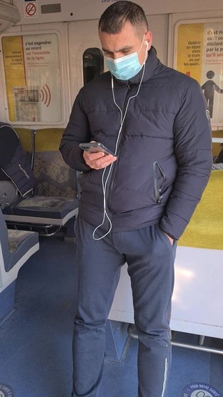 Un mec se touche dans le rer b