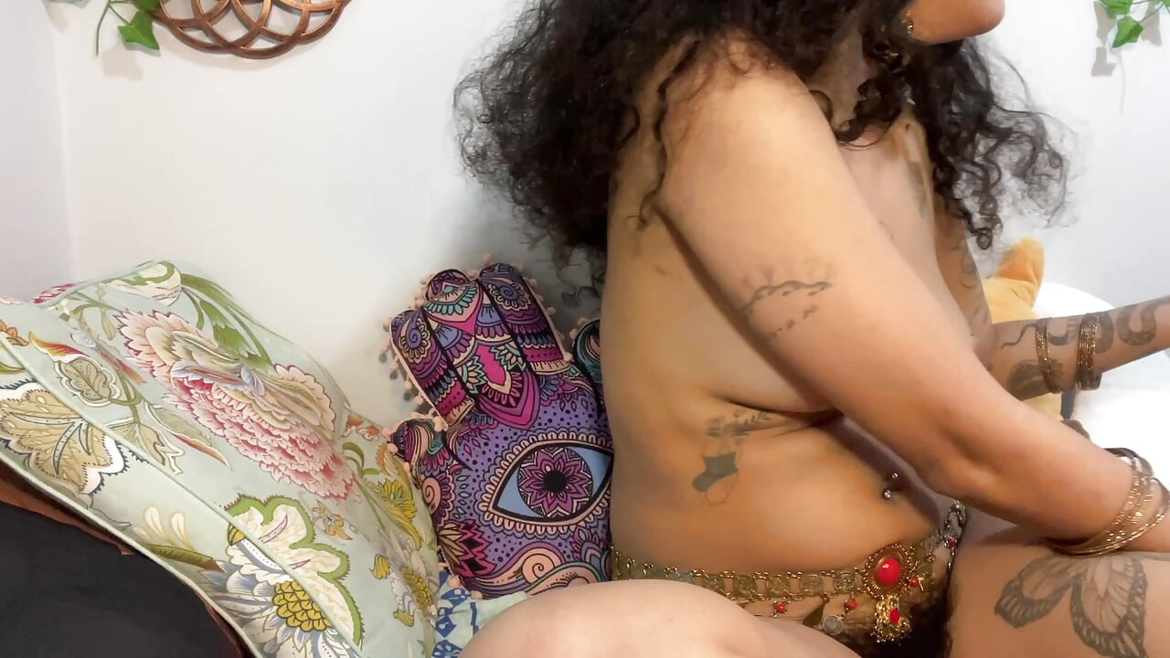 毛茸茸的貓女神吃披薩