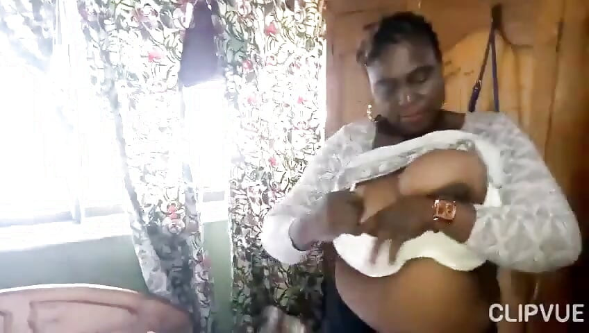 Lady Sharon vystavuje svá velká prsa a tlustou kundičku