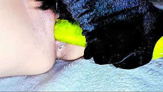 Bella khalifa dildoing eine große gurke wie bbc, um ihre fleischige muschi zu überprüfen, zerfetzlich, um mit großem schwarzem schwanz zu ficken