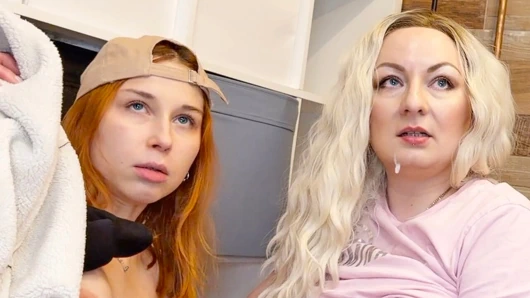 Stiefmutter und stieftochter auf der straße haben nichts dagegen, etwas zusätzliches geld zu verdienen - Public Agent