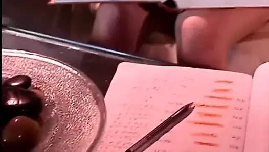 Dua lesbian jadul lagi asik masturbasi memeknya pakai dildo ukuran raksasa