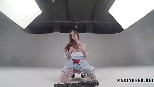 Возбужденная Alice в стране чудес получает стриптиз и сквирт в камеру