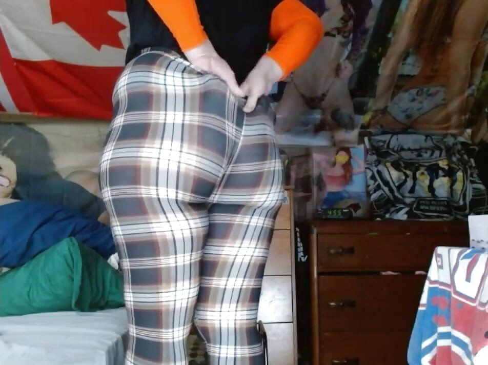 Fat Sissy CosmicJones88 Shakes Big ass in Leggings and without