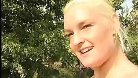 Sarışın orta yaşlı seksi kadın oğlan onu filme aldıkça büyük bir yarağı emiyor