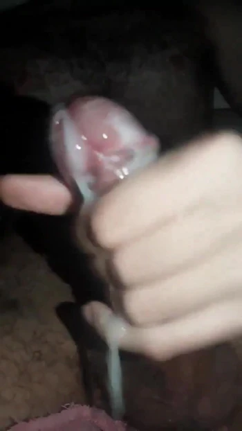 Lelaki muda memancut banyak di handjob