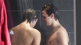 Chupando polla en la ducha con chicos gays cachondos