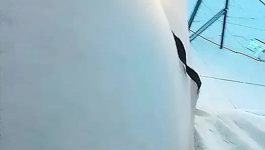 Bugün tam olarak ne yaptı, yarakını sapına yumruklayan bu iki iyi donanımlı kızı alırken