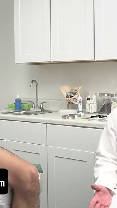 Doctor Tapes - Perv doktor jebe neiskusnog pacijenta i izvlači mu spermu dok jaše njegov kurac | Klip 1