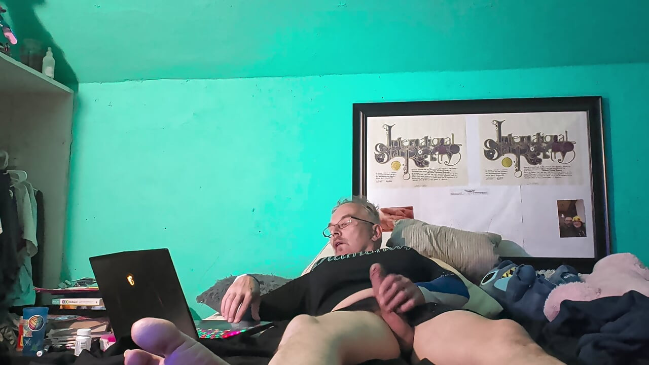 Patni ki chiyarliding yooniphrm men hastamaithun karte hue.