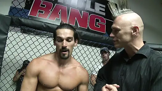 Милая радостная пизда юной киски широко пульсирует для гигантского жесткого удара по ней