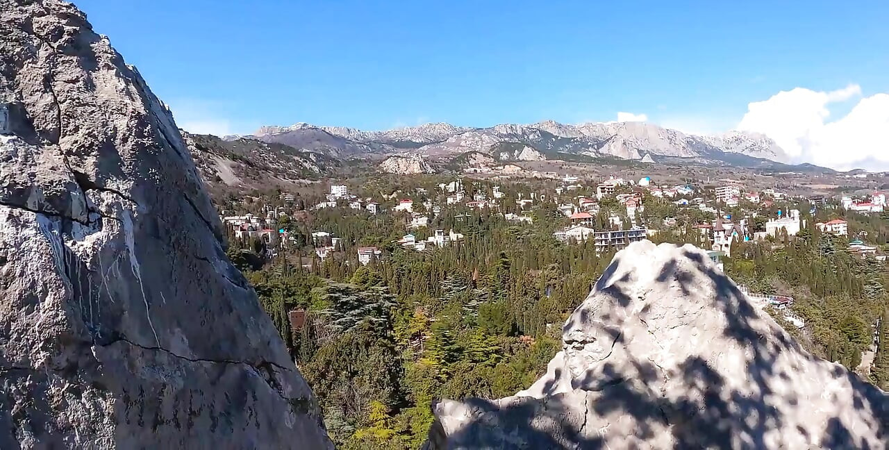 야외 에로티카, 멋진 그림을 가진 소녀는 바다와 산을 배경으로 그녀의 웅장한 엉덩이를 보여줍니다.