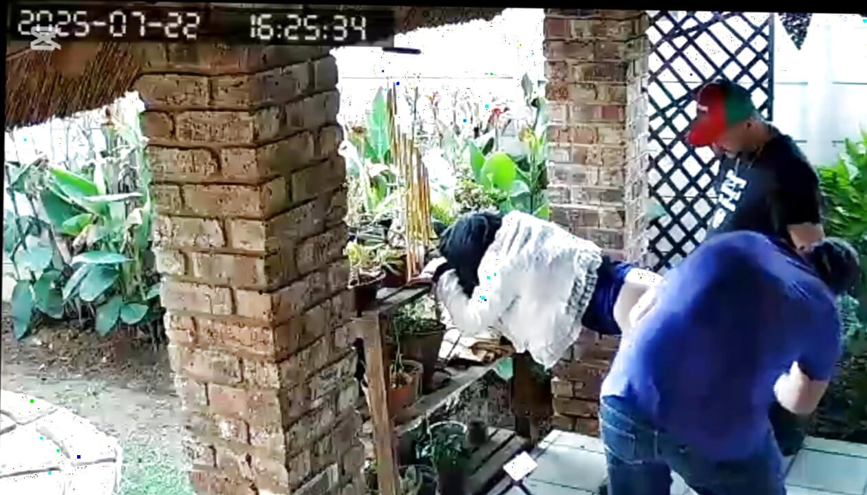 Aldatılan patron mastürbasyon yaptığı sürtük karısını sikmemi istedi