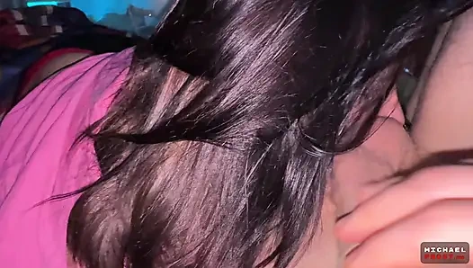 genießt ein großes Getränk und wird ihr heiß ins Gesicht