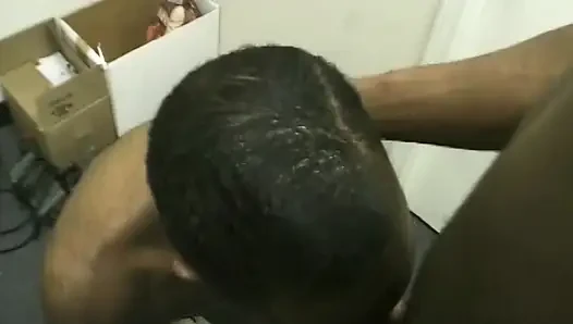 Dağınık odada kaslı zenci erkekler oral seks seansı