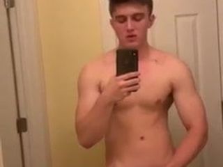 La universidad stud se masturba en cuarto de baño