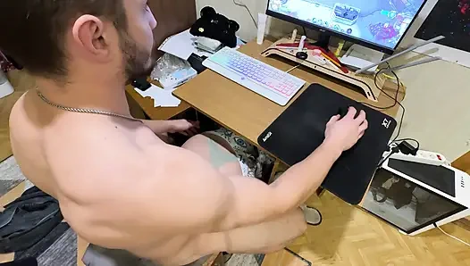 Ben bilgisayar oynarken masanın altında götten sikiliyor