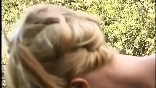 Memek botak cewek nakal rambut pirang ini dijilat dan dientot habis-habisan di luar ruangan