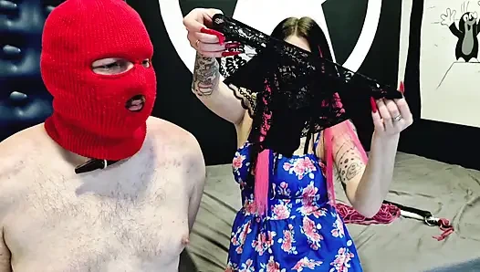 Külot fetişi. Dominatrix Nika külotunu çıkarıyor ve kölenin külotunun kokusunun tadını çıkarmasına izin veriyor. Kirli külot kokluyor