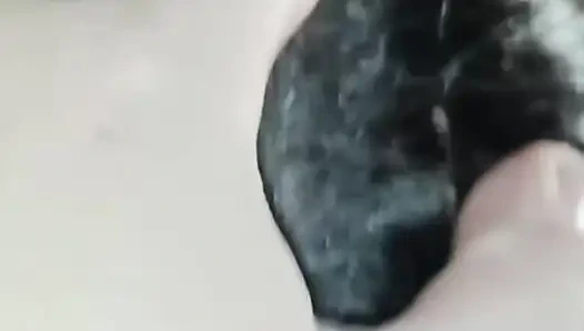 Ibu tiriku yang baru datang mengunjungiku malam-malam dan nyepong kontolku sampai aku crot di mulutnya.