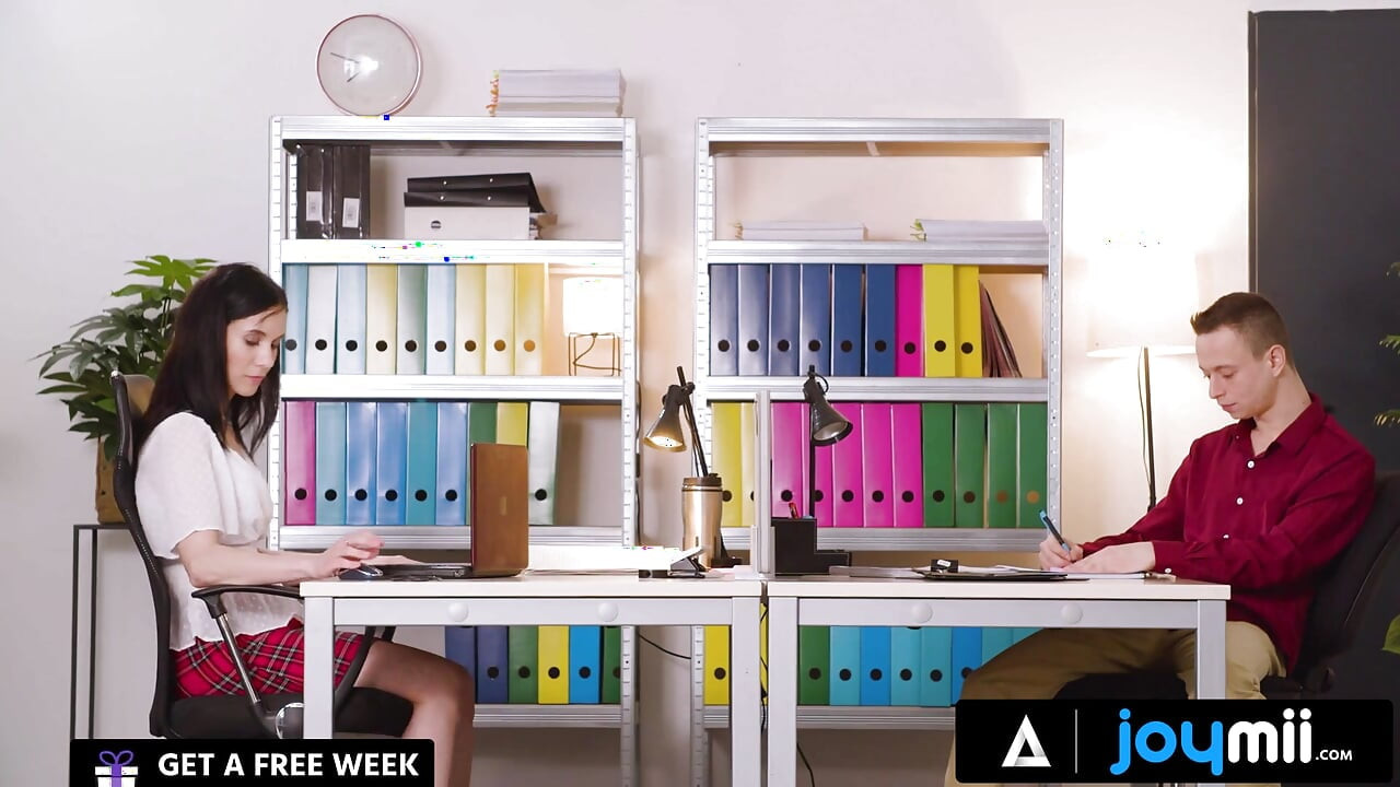 JOYMII - futai la locul de muncă - Nikki Fox ia adânc o pulă mare