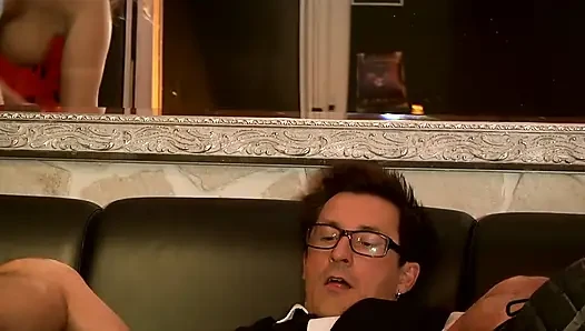 Vahşi Dövmeli Sarışın Barda Ve Yatakta Sert Sikiliyor
