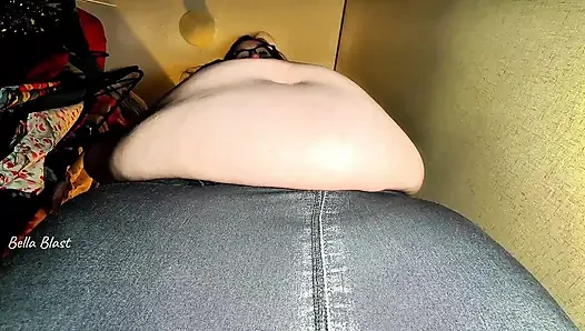 Riesin mit dickem bauch knurrt bauch, hungrige augen, ein biss weg von bella blast