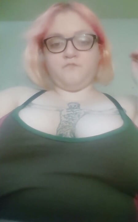 Une amputée joue avec ses énormes seins - ralenti