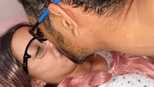 Çirkin dady'mle odayı paylaşıyorum, lordum beni iyi sikiyor ve tüm sütümü alıyor